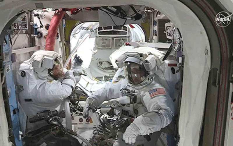 فضانورد اعزامی ناسا آینه لباسش را گم کرد