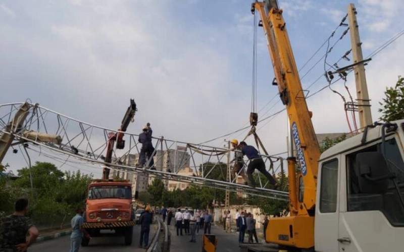 سقوط دکل مخابراتی در حکیمیه تهران