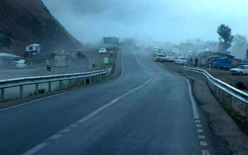 بارش باران و مه گرفتگی در برخی از جاده ها