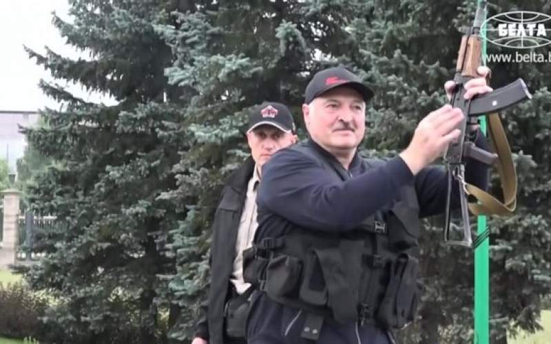 لوکاشنکو با تفنگ  در خیابان‌های مینسک