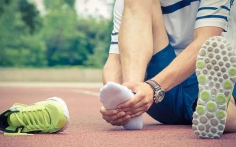 علت گرفتگی عضلات پا چیست؟