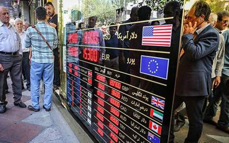 صف‌کشیِ شبانه مردم برای خرید دلار در تهران
