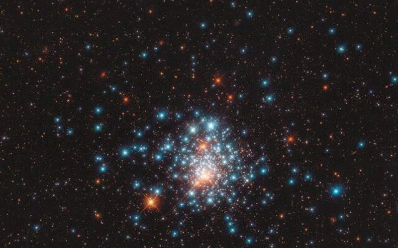 اجتماع ستاره‌های قرمز و آبی در یک قاب/عکس