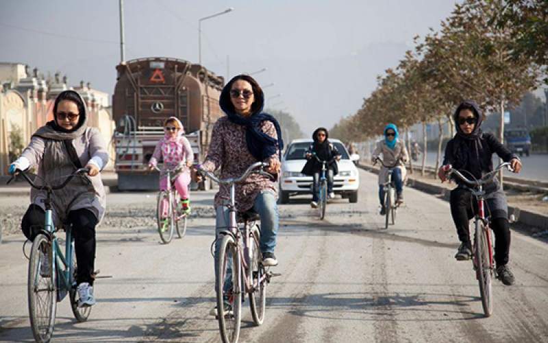 رکاب‌زنیِ زنان ایرانی با چاشنی فحش و لگد