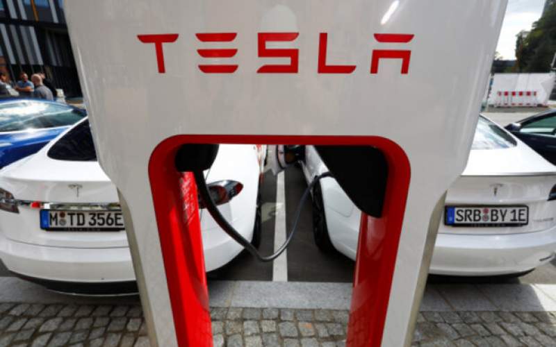 باگ تسلا در شارژ رایگان خودروهای رقیب