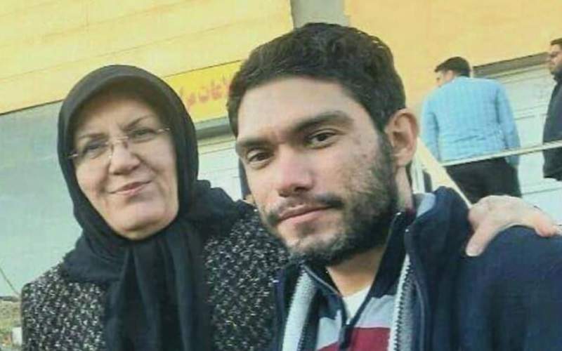 علی نوری‌زاد در کنار مادرش، فاطمه ملکی