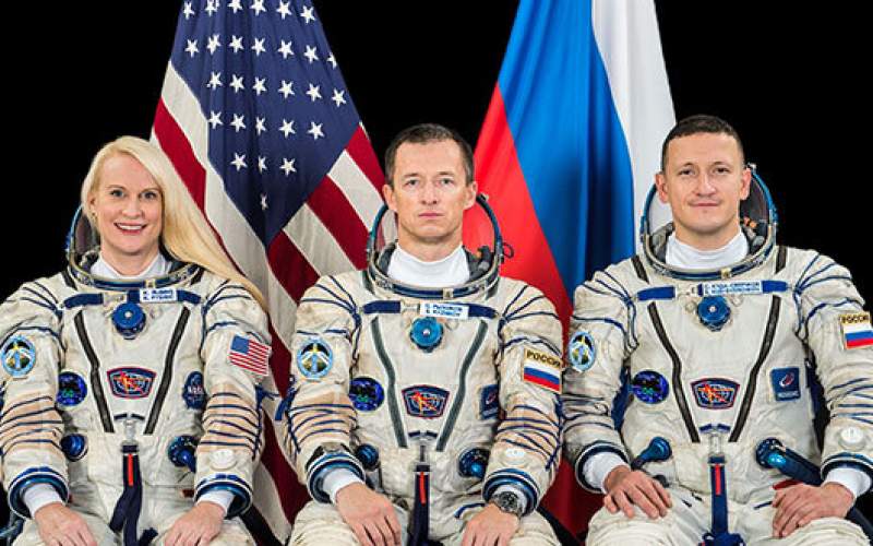 ۳ فضانورد در حال آماده شدن برای ترک زمین
