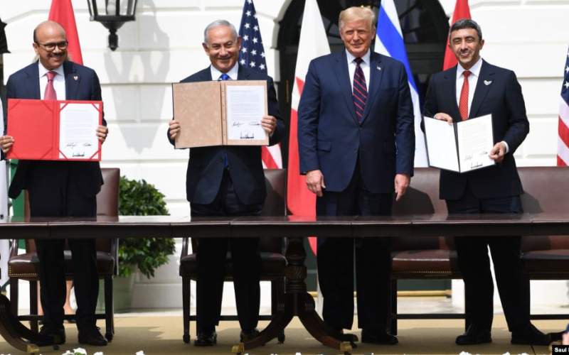 وزیر خارجه بحرین (چپ) در واشینگتن قرارداد عادی‌سازی روابط با اسرائیل را امضا کرده بود