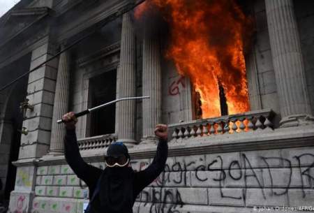 معترضان در گواتمالا پارلمان را به آتش کشیدند