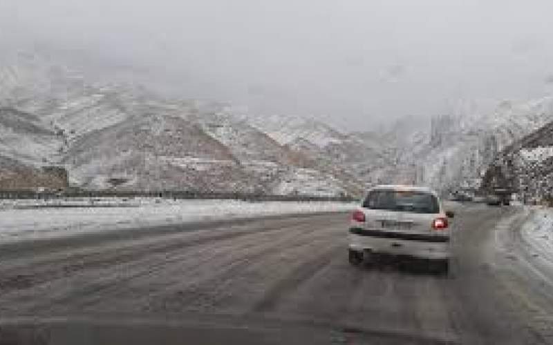تداوم بارش برف و باران در جاده‌های ۲۱ استان