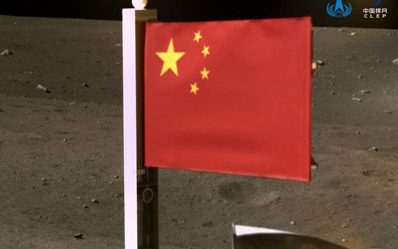 چین پرچم خود را روی کره ماه زد