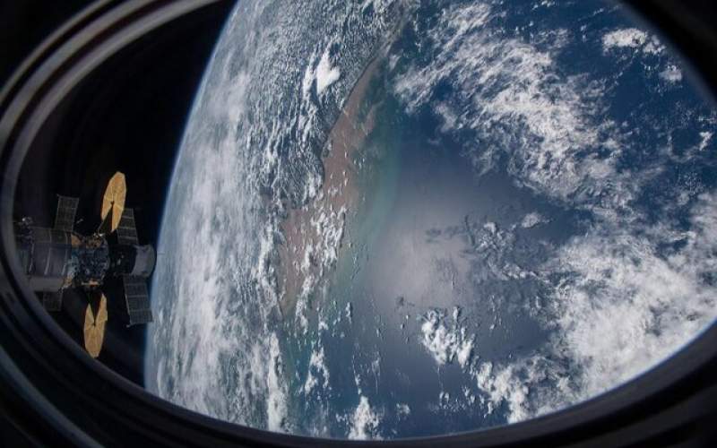 تصویر ایستگاه فضایی بین‌المللی بر فراز اقیانوس