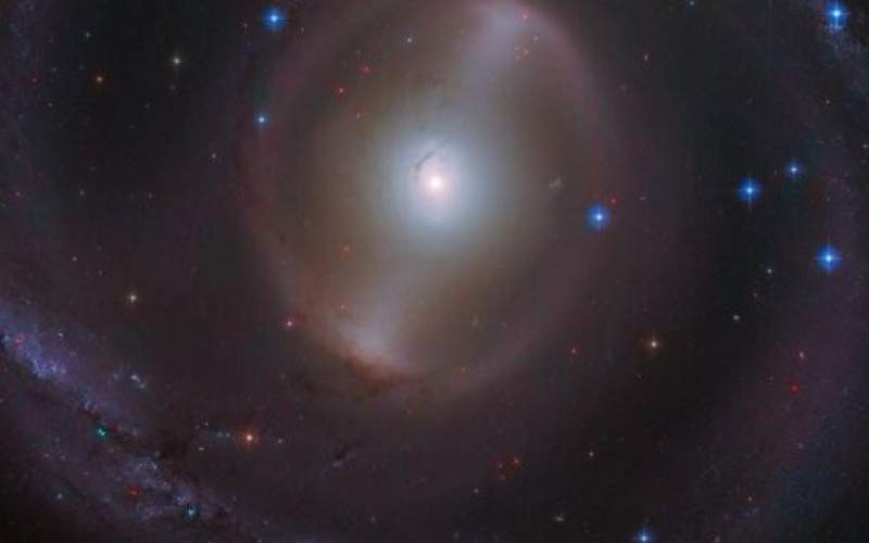 تصویری باشکوه ازیک کهکشان مارپیچی میله‌ای