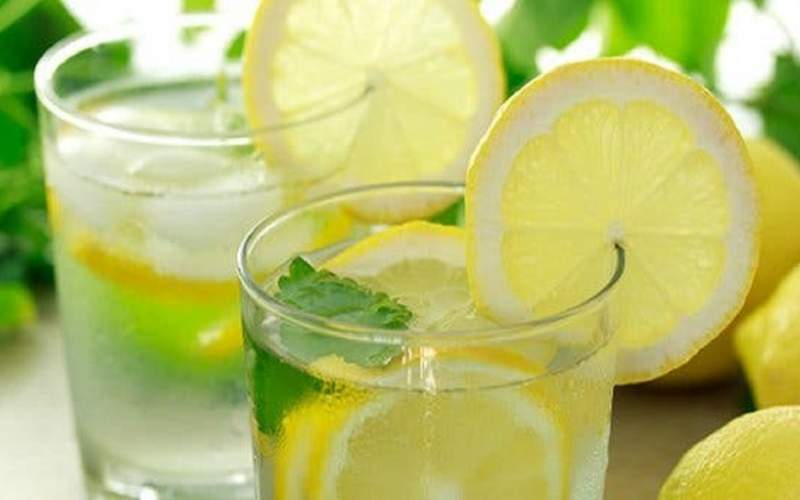 ۹ معجزه مصرف آب گرم و لیمو به صورت ناشتا