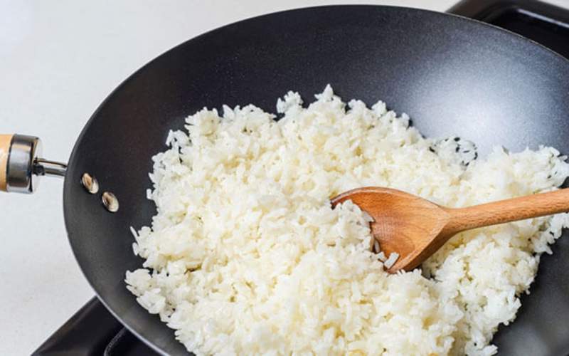 آیا گرم کردن برنج باعث سمی شدن آن می‌شود؟
