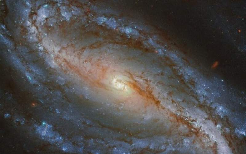 تصویر هابل از یک کهکشان مارپیچی میله‌ای