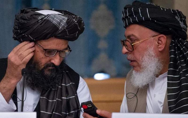 ملا عبدالغنی برادر، معاون سیاسی طالبان(چپ) و شیر محمد عباس استانیکزی، مذاکره کننده ارشد طالبان 