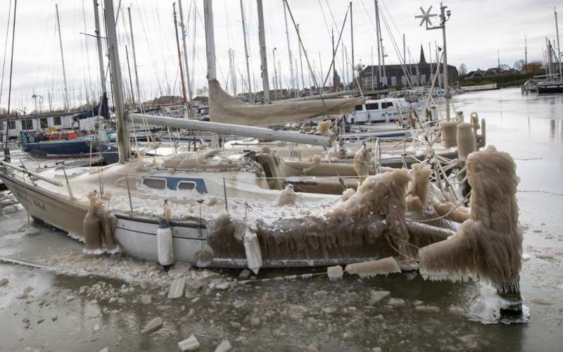 یخ‌زدگی قایق‌های لنگرانداخته در هلند