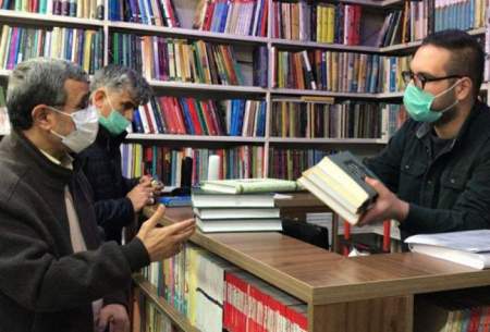 احمدی‌نژاد در کتابفروشی‌های خیابان انقلاب