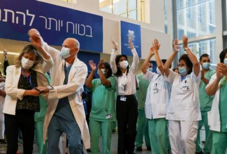 شادی یک تیم پزشکی در اسرائیل پس از دریافت دوز واکسن فایزر