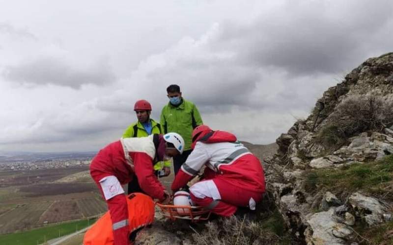 نجات نوجوان ۱۸ساله از یخ زدن در ارتفاعات نقده