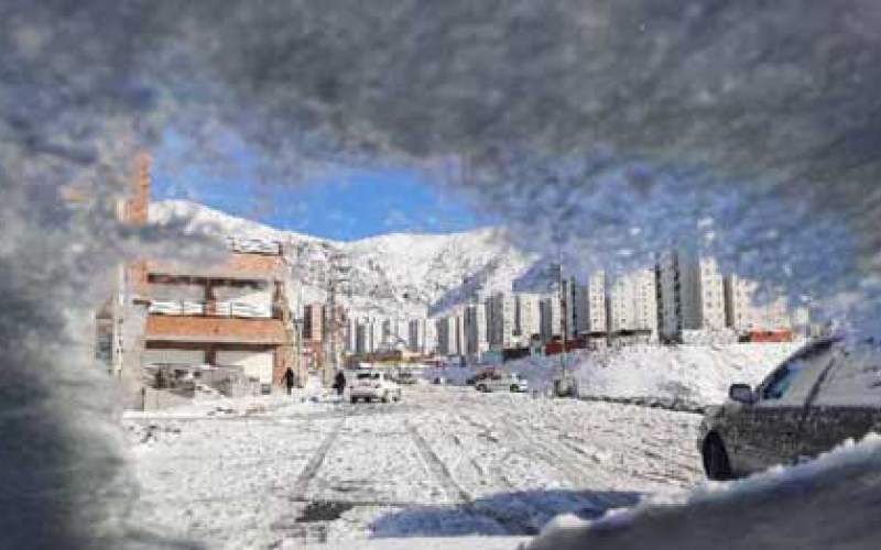 گرفتار شدن خودرو‌ها در برف پردیس/تصاویر