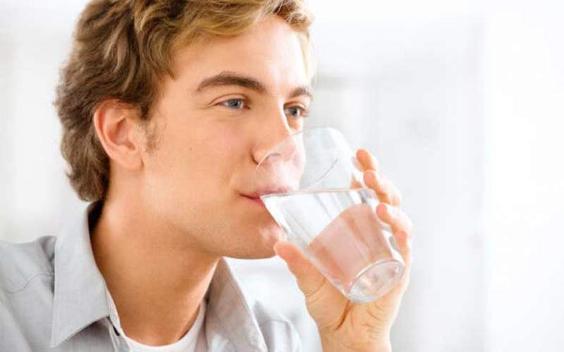 نوشیدن آب کافی موجب شادابی می‌شود