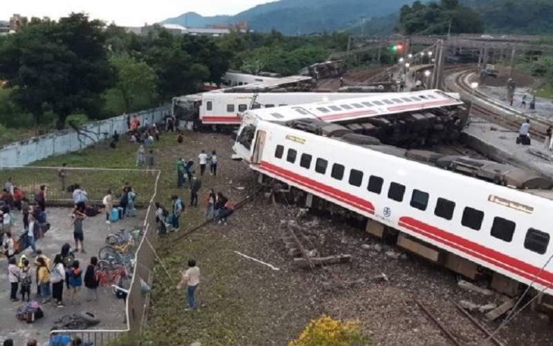 خروج مرگبار قطار از ریل در تایوان