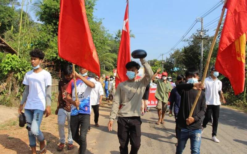 بی‌اعتنایی معترضان میانماری به كودتاگران