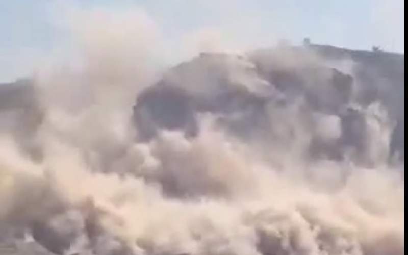 ریزش کوه‌های اطراف گناوه بوشهر بر اثر زلزله