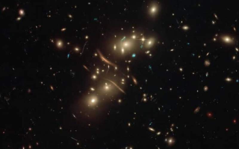 شکوه یک خوشه کهکشانی از نگاه هابل