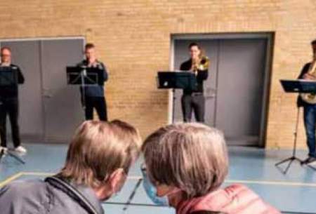 اجرای موسیقی زنده در مرکز واکسیناسیونِ دانمارک