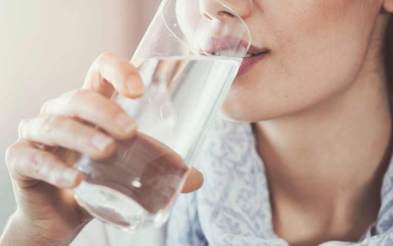 ۵ فایده نوشیدن منظم آب