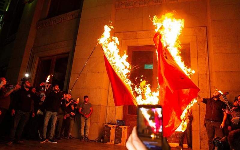 پرچم‌های ترکیه و آذربایجان به آتش کشیده شد