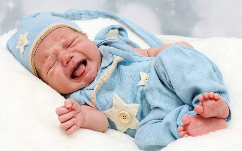 از خواب پریدن نوزاد و دلایل اصلی آن
