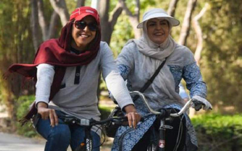 بنر عجیب علیه زنان دوچرخه‌سوار در شهر بابک