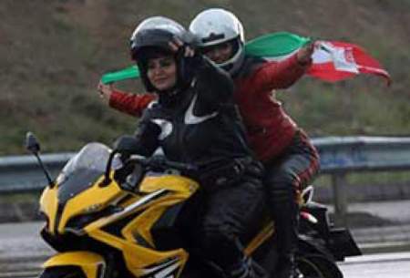 موتورسواری زنان درحاشیه مراسم روزقدس/تصاویر