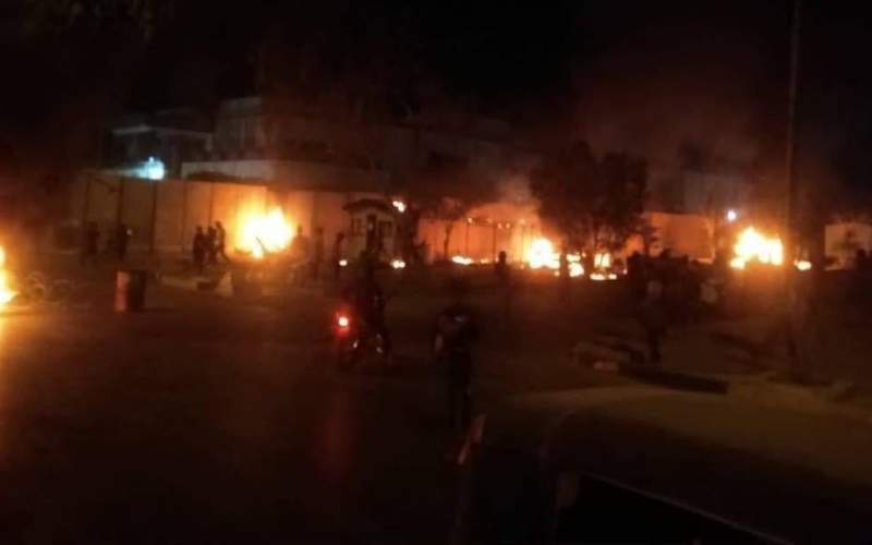 معترضان عراقی دیوار کنسولگری ایران در کربلا را آتش زدند