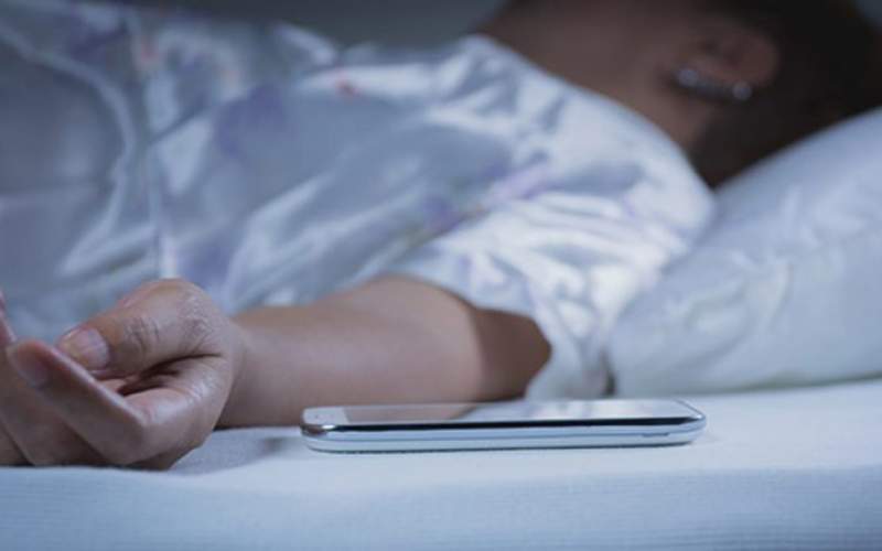 چرا نباید کنار تلفن همراه خود به خواب برویم