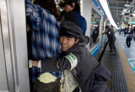شغل عجیب در ژاپن؛ جا دادن مسافران مترو
