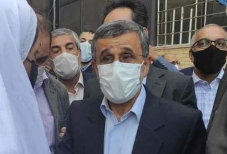 حضور با تُربت کشته‌شدگان آبان در کنار احمدی‌نژاد