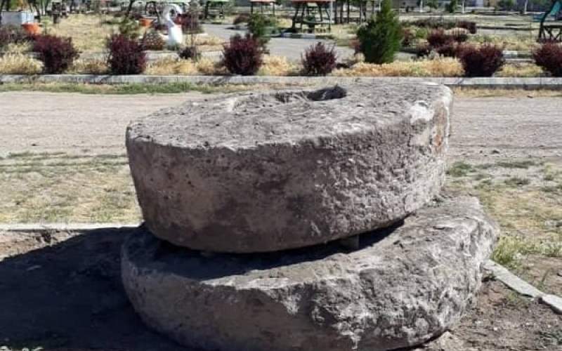 شناسایی دو آسیاب سنگی تاریخی در سراب
