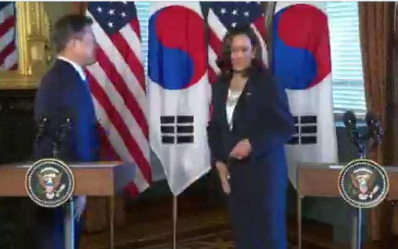 حرکت جنجالی هریس در دیدار با رئیس‌جمهور کره