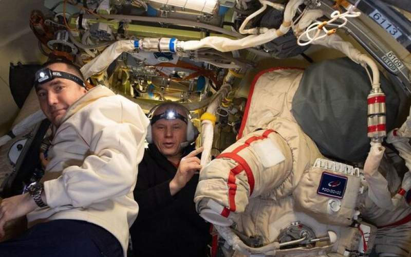 پیاده‌روی فضایی دو فضانورد روس