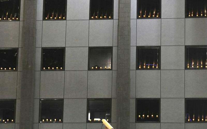 شمع‌هایی بیاد کشتار معترضان در چین کمونیست