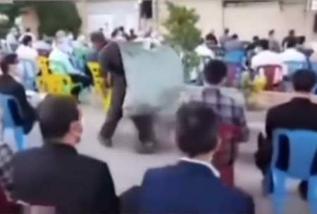 حرکت نمایدن مرد زباله‌گرد در میتینگ انتخاباتی