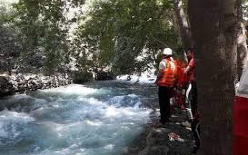 نجات جان ۲۱ نفر گرفتار شده در رودخانه کرج