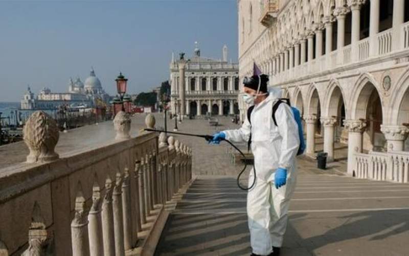 ایتالیایی‌ها با ماسک خداحافظی می‌کنند