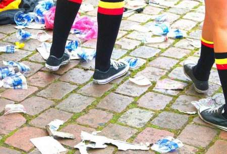 زباله‌های پلاستیکی زیر پای تماشاچیان فوتبال در بلژیک