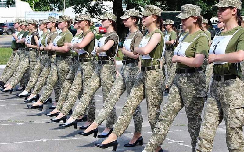 واکنش وزیر دفاع  اوکراین به رژه نظامی زنان با کفش‌های پاشنه بلند